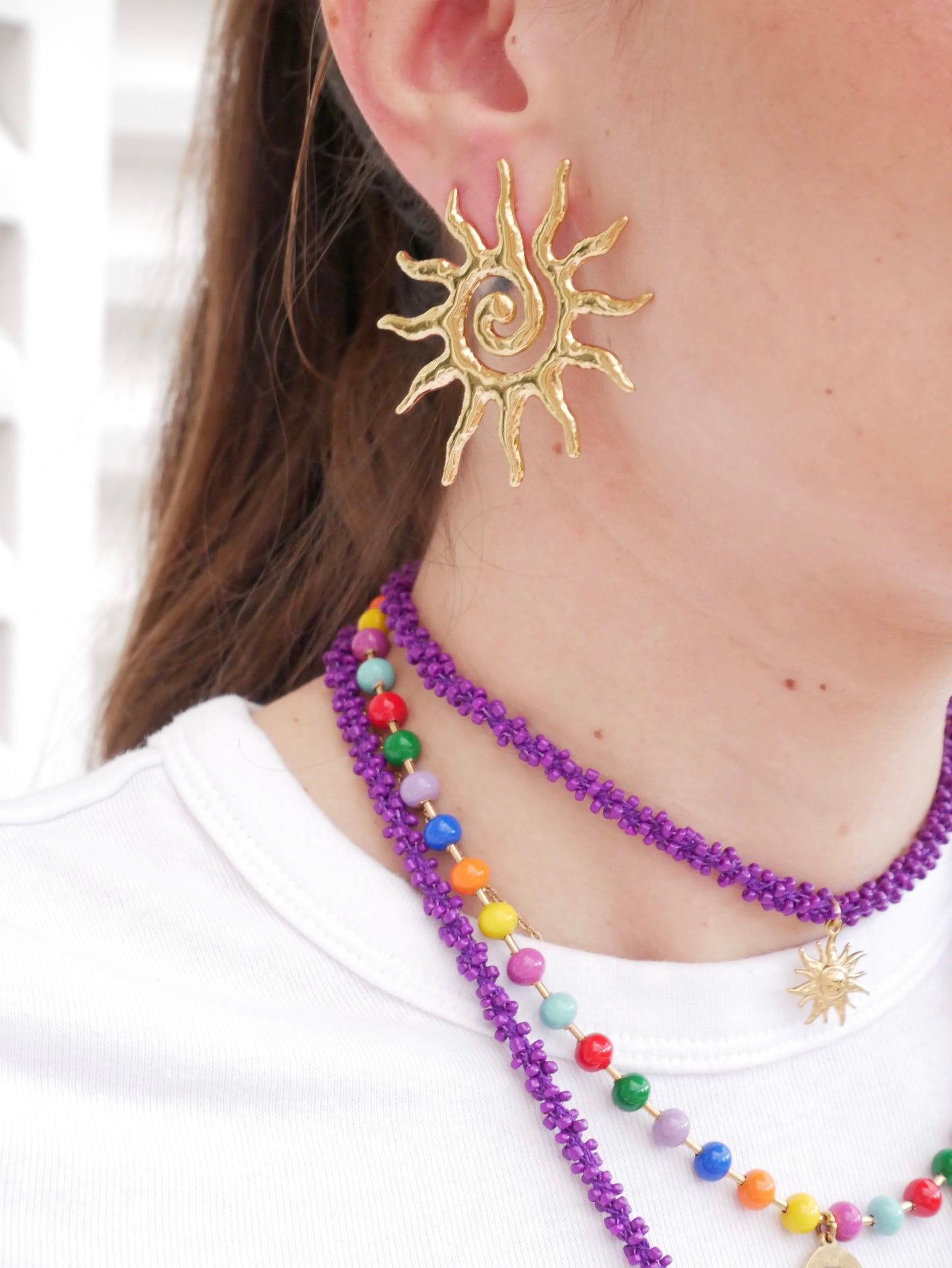 Pendientes de sol dorados maxi puestos
