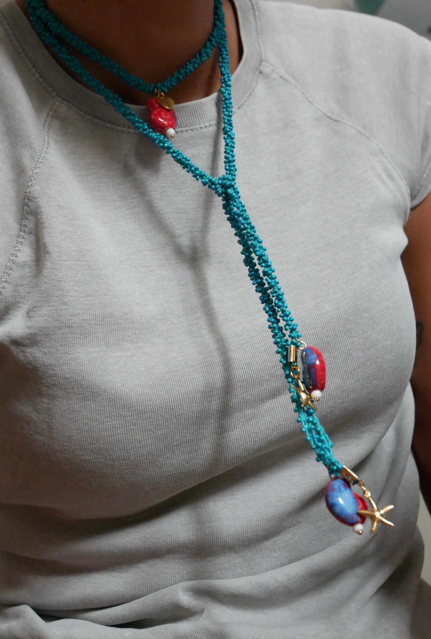COLLAR VETTA TURQUESA (cordón de ganchillo con rocallas)