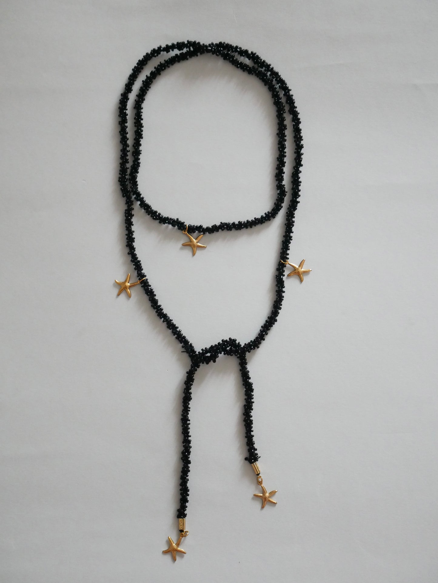 COLLAR VETTA NEGRO (cordón de ganchillo con rocallas)