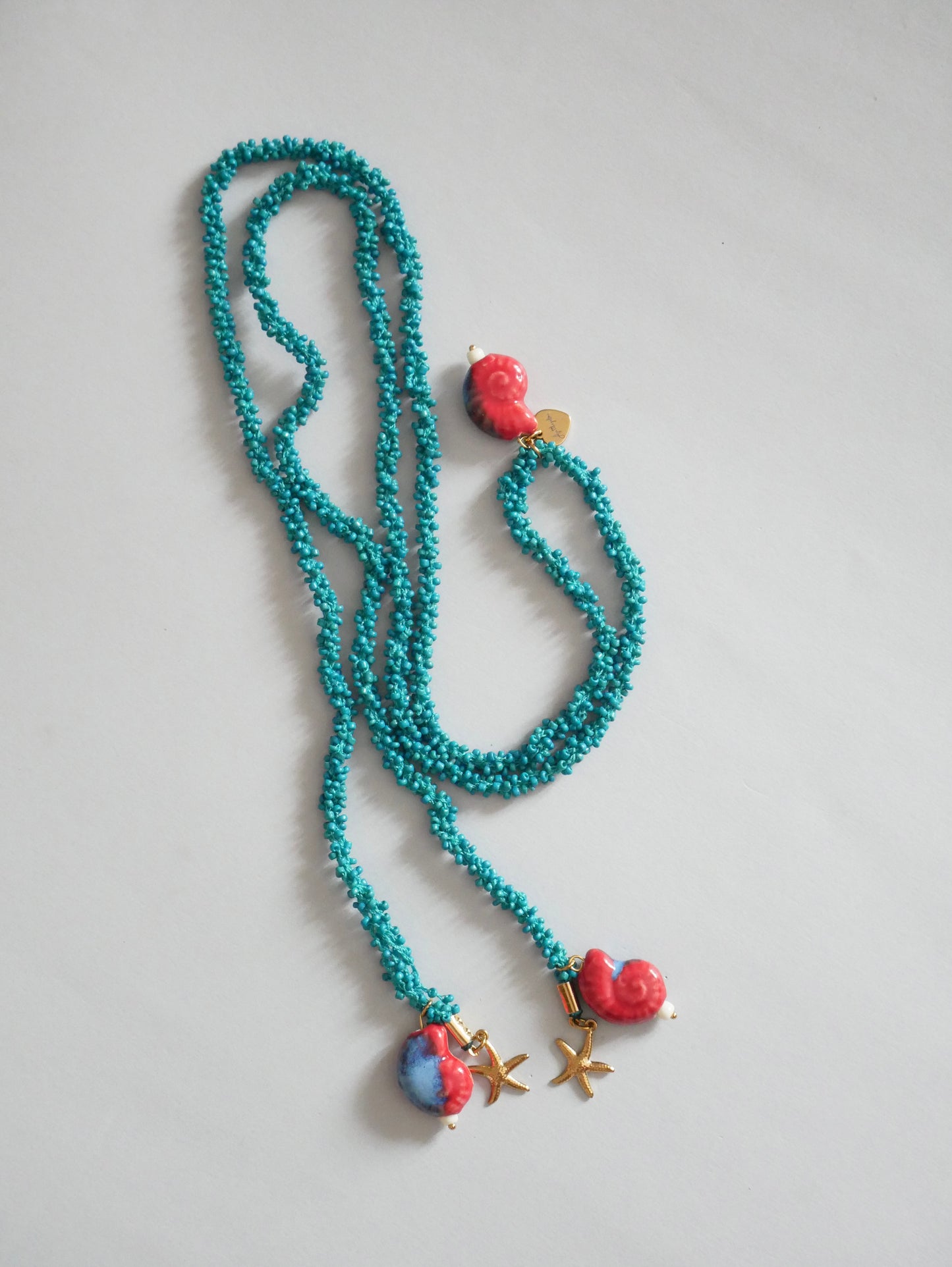 COLLAR VETTA TURQUESA (cordón de ganchillo con rocallas)