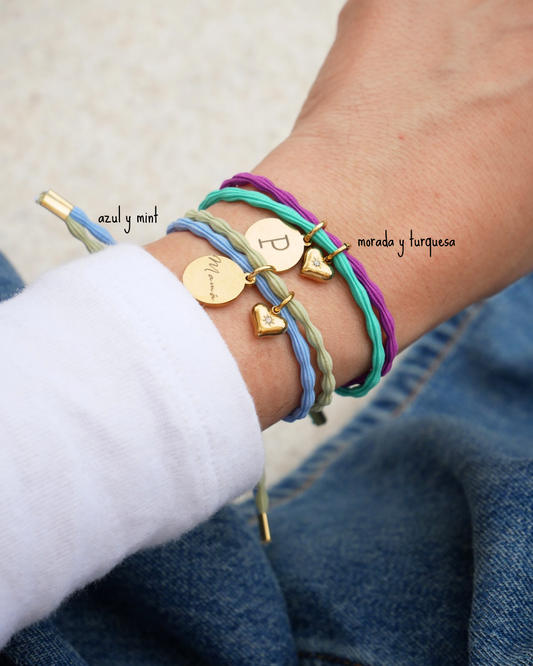 Pulseras de corazón personalizables apiladas en colores
