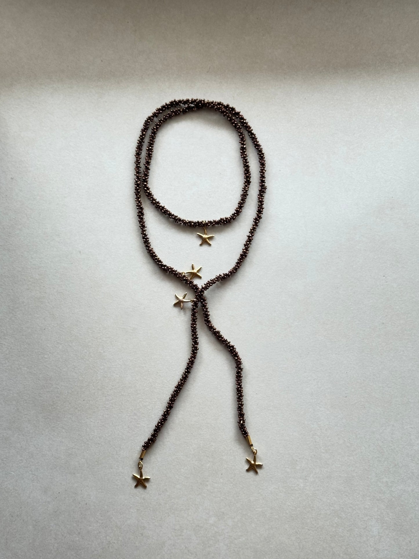 COLLAR VETTA MARRÓN (cordón ganchillo con rocalla)