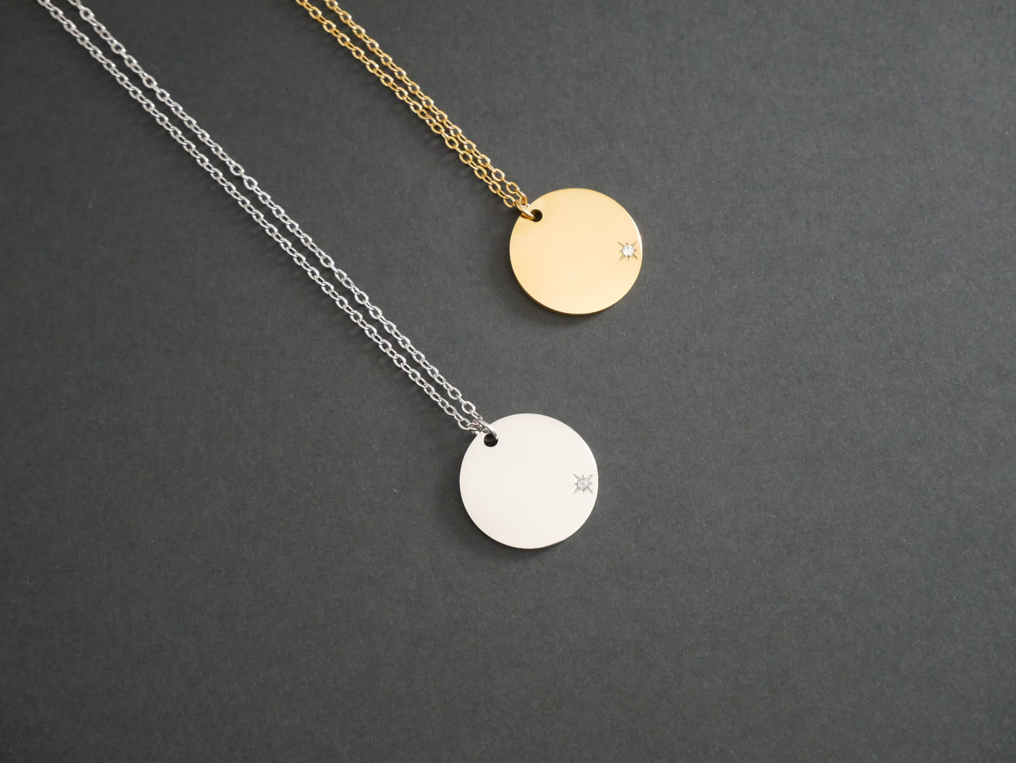 COLGANTE MEDALLA CIRCONITA (PERSONALIZABLE)