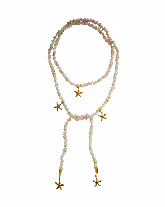 Collar boho multicolor con estrellas doradas llevado en lariat