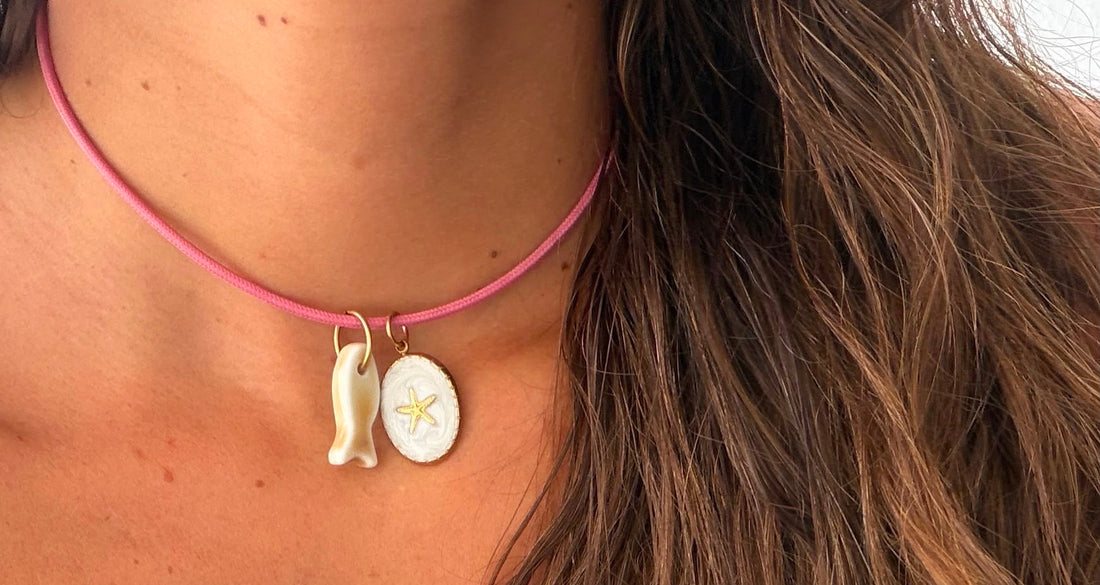 Cordón magnético rosa para collar con dos charms, un pez y una medalla con estrella de mar