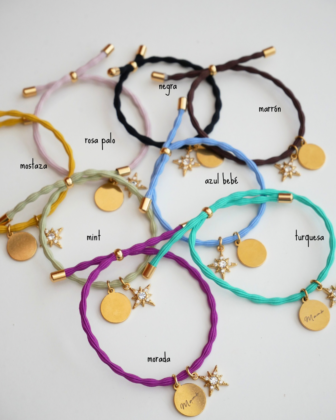 Pulseras estrellita personalizables apiladas en distintos colores