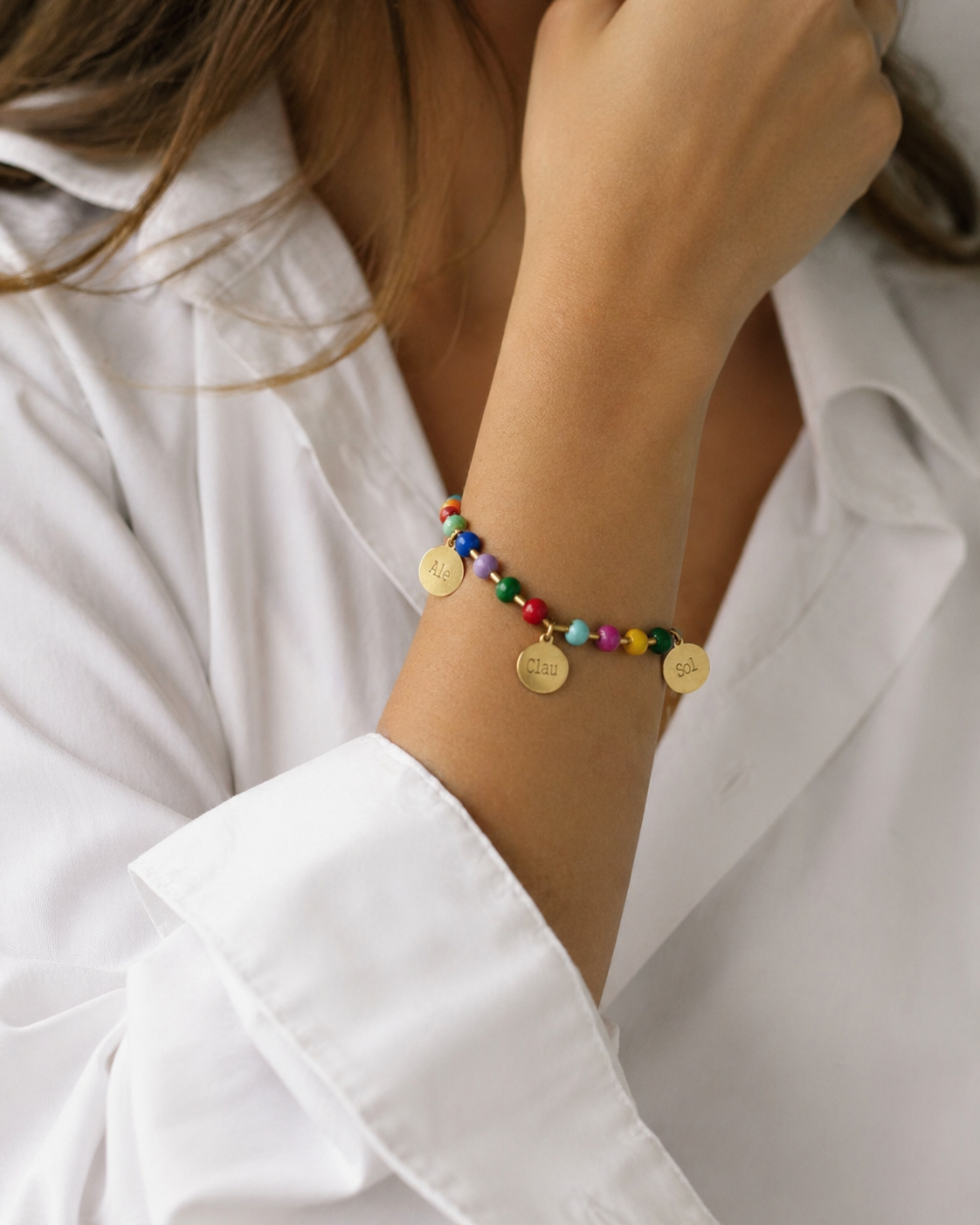 Pulsera de bolas multicolor con chapitas personalizables grabadas puesta