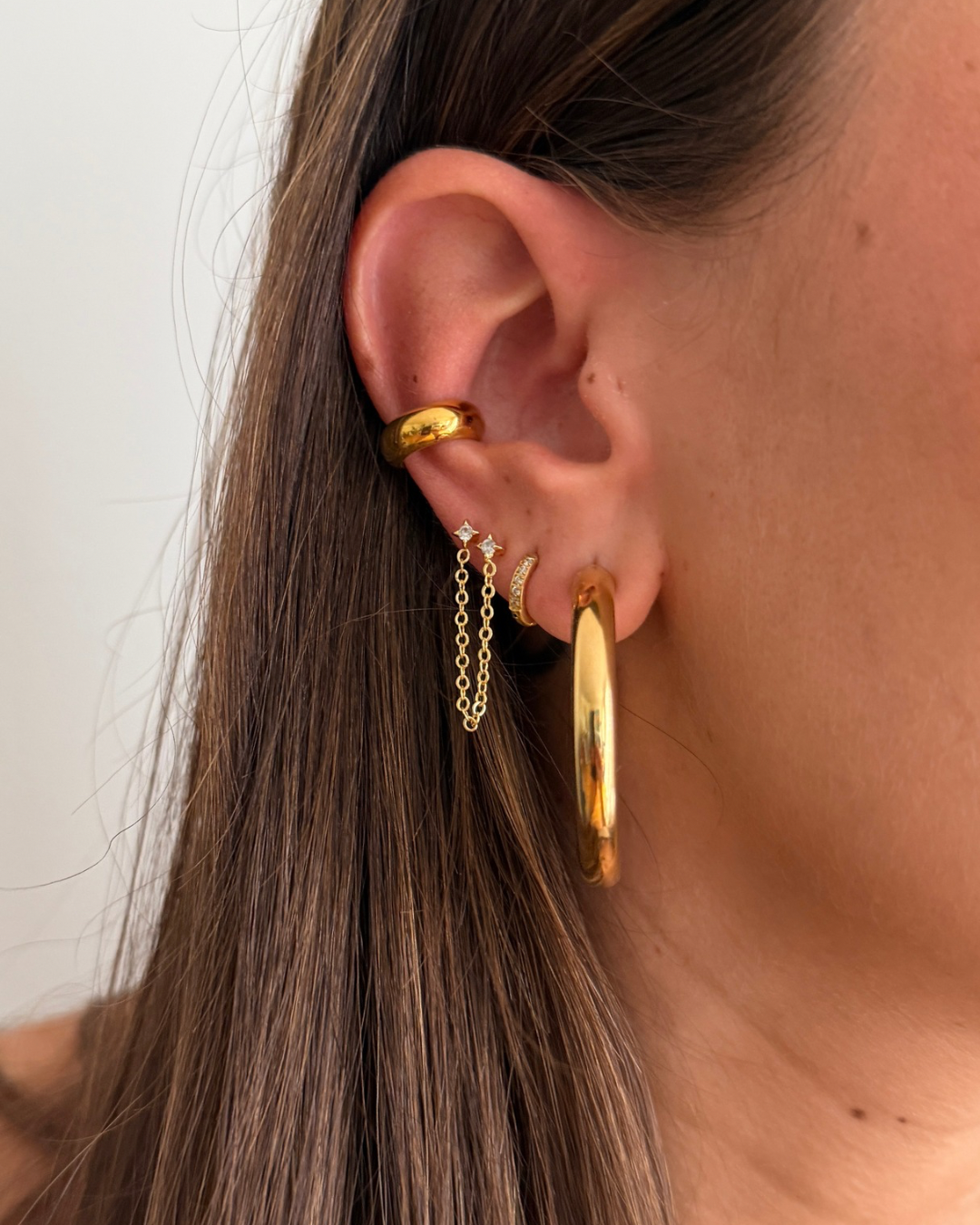Oreja con ear cuff liso, pendiente doble con cadena y aro grande, en dorado — Ayutthaya&me