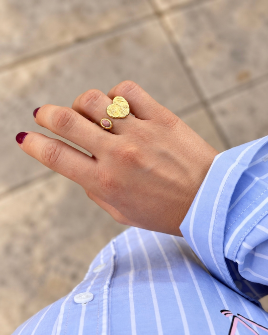 Mano con el anillo Éloise de corazón dorado martillado sobre camisa de rayas azul — Ayutthaya&me