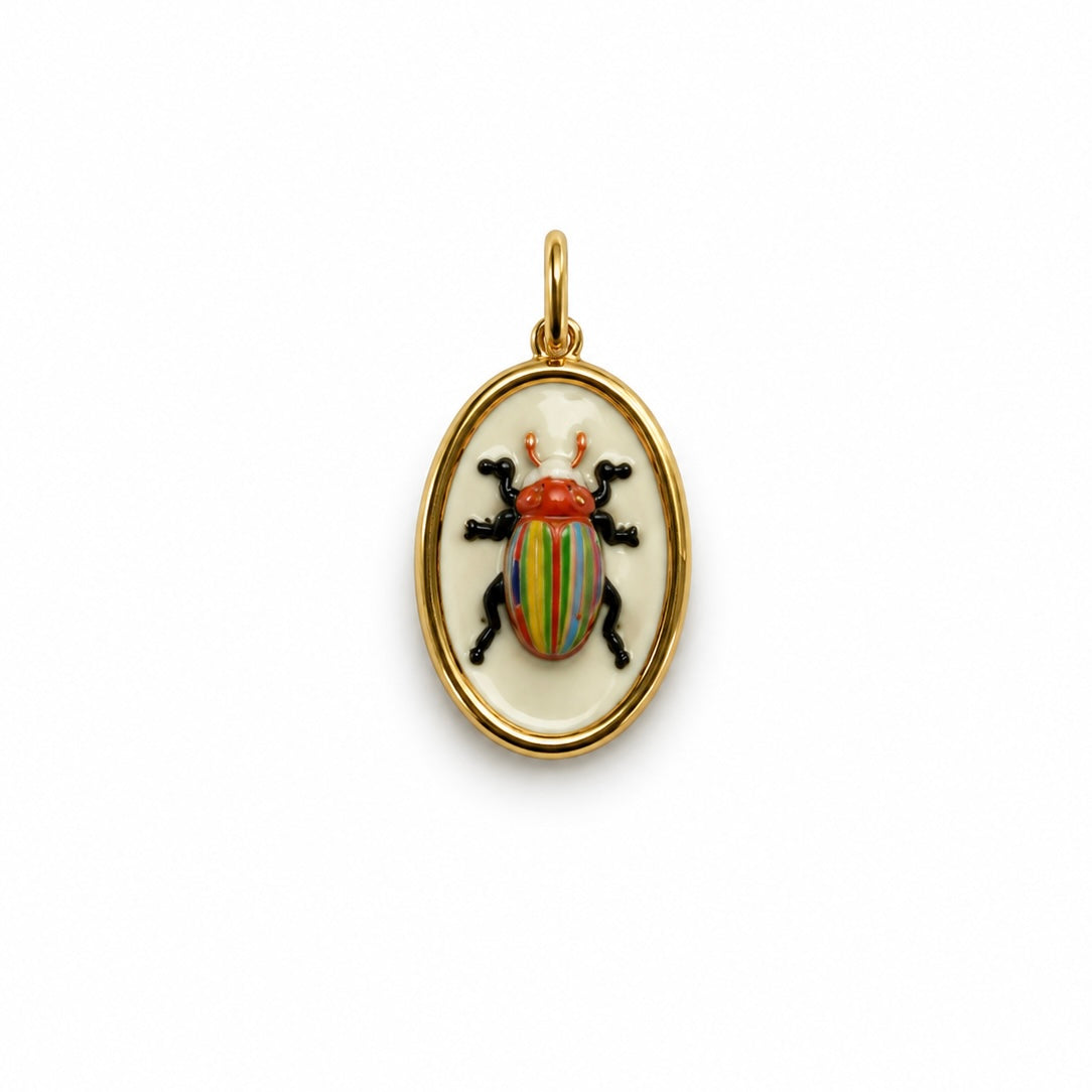 Charm medalla escarabajo en relieve, acero inoxidable y esmalte — Ayutthaya&me