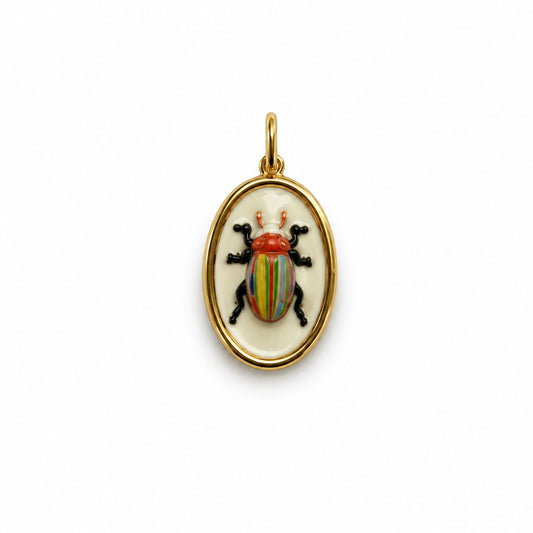 Charm medalla escarabajo en relieve, acero inoxidable y esmalte — Ayutthaya&me