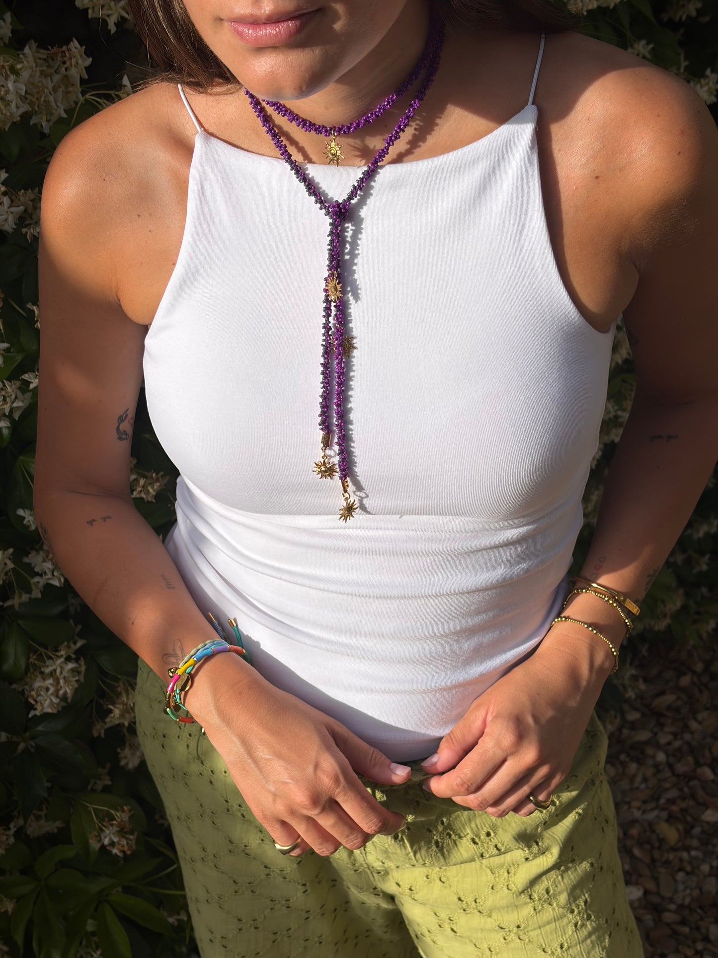 COLLAR VETTA MORADO (cordón de ganchillo con rocallas)