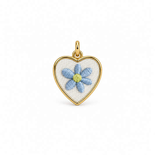 Charm corazón con flor azul bordada y marco dorado — Ayutthaya&me