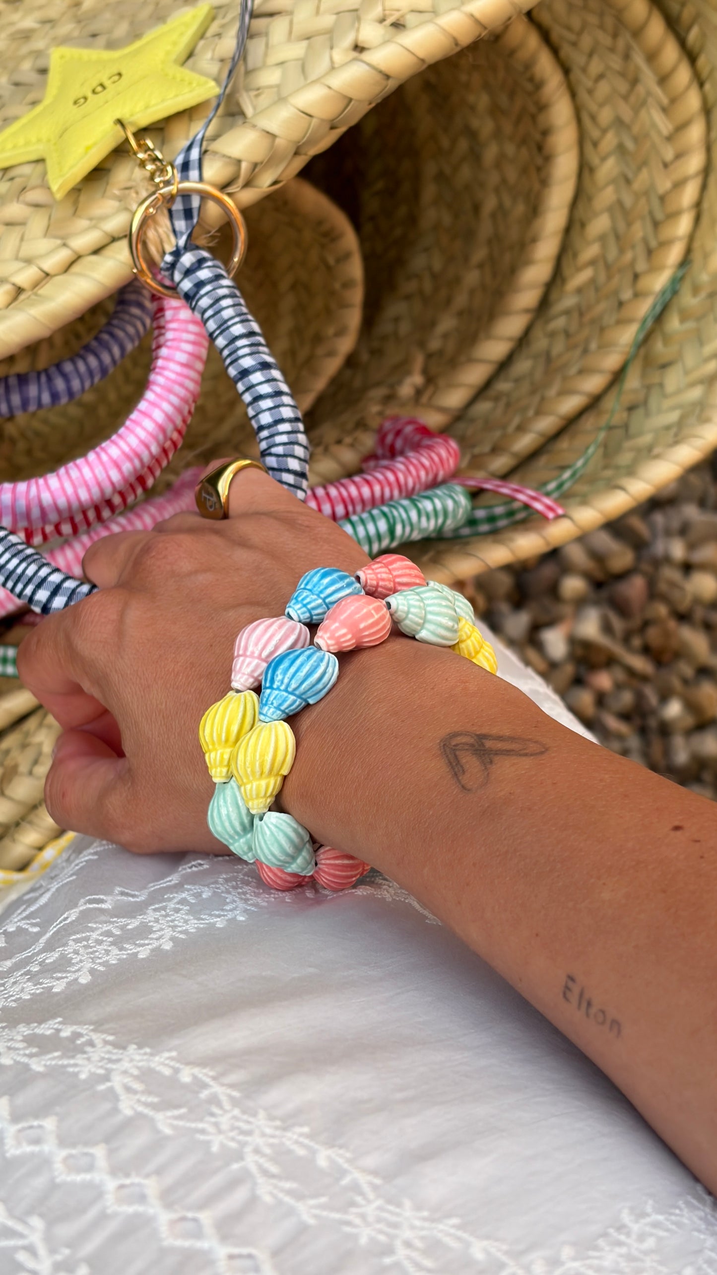 Collar de cerámica Sorbetto usado como pulsera