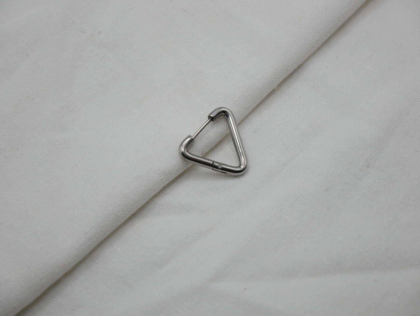 PENDIENTE TRIANGULO PLATEADO (UNIDAD)