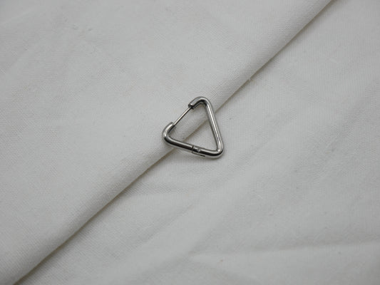 PENDIENTE TRIANGULO PLATEADO (UNIDAD)